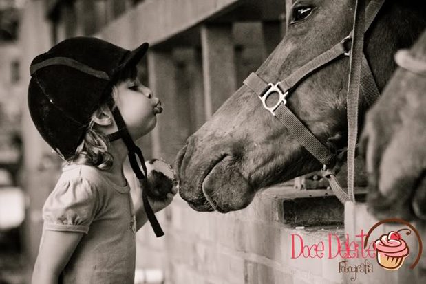 Fotografia de Criança com um Cavalo O Mundo Lá de Fora – Fotografia Externa Infantil – Parte 2