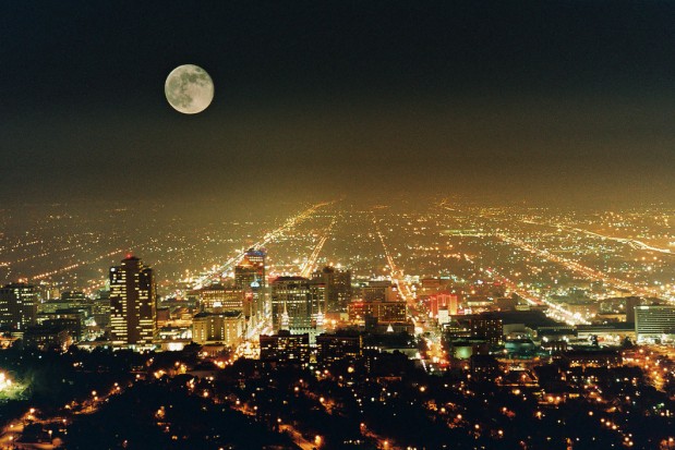 A lua sobre Salt Lake City Utah e as luzes abaixo 619x413 29 Exemplos Impressionantesde Fotografia Noturna