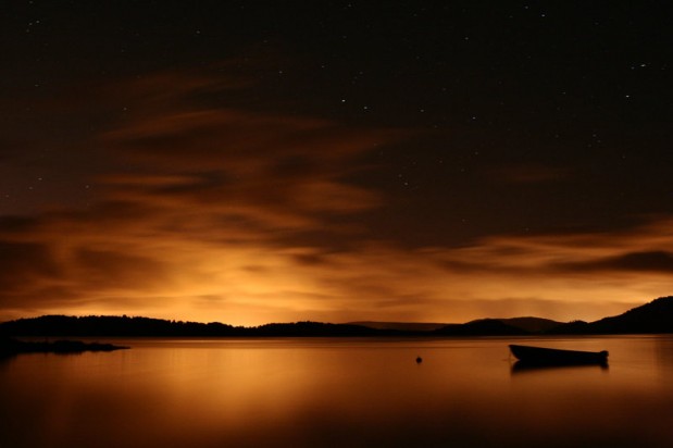 Loch Lomond nos segundos finais da luz do sol brilhando sobre a superfície 619x412 29 Exemplos Impressionantesde Fotografia Noturna