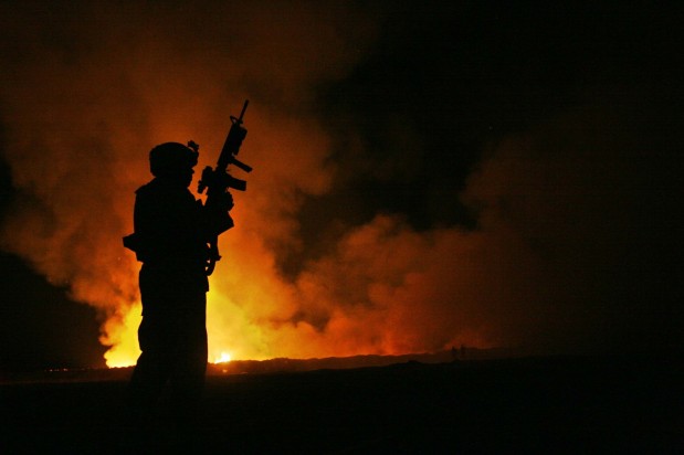 Soldado em campo de guerra Camp Fallujah Iraq 619x412 29 Exemplos Impressionantesde Fotografia Noturna
