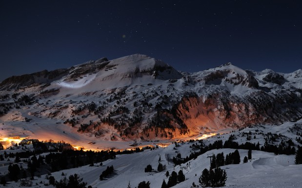 Uma belíssima imagem de uma montanha coberta de neve e o seu vilarejo 619x386 29 Exemplos Impressionantesde Fotografia Noturna