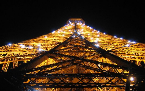 Uma vista impressionante de baixo para cima da Torre Eiffel iluminada 619x387 29 Exemplos Impressionantesde Fotografia Noturna