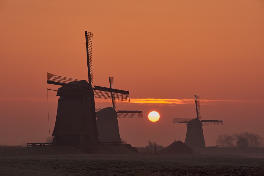 Os Velhos Moinhos De Vento Holandeses, A Holanda, As Extensões Rurais.  Moinhos De Vento, O Símbolo Da Holanda. Moinho De Vento Holandês Em Um  Canal. Antigo Giz De Moinho E Farinha. O